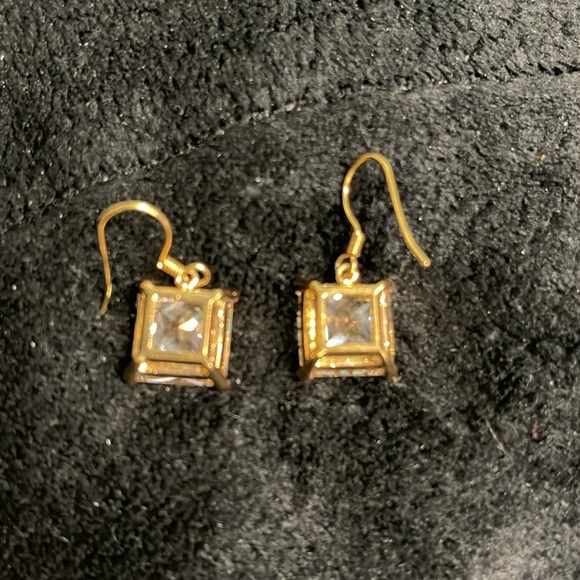 BNWOT LARGE SQUARE CUT CRYSTAL FRENCH HOOK EARRINGS SET IN A GOLD TONE METAL - Picture 7 of 7